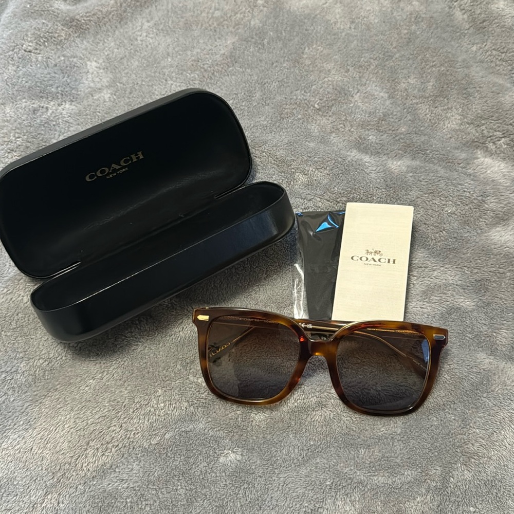 NWOT Coach sunglasses with case
